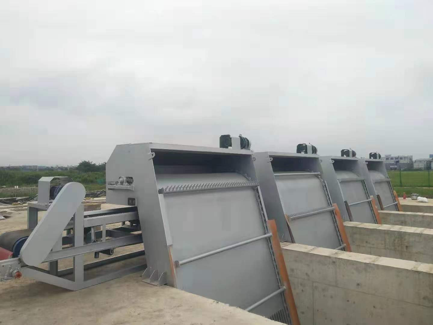 链板回转式格栅机.jpg 链板回转式格栅机.jpg